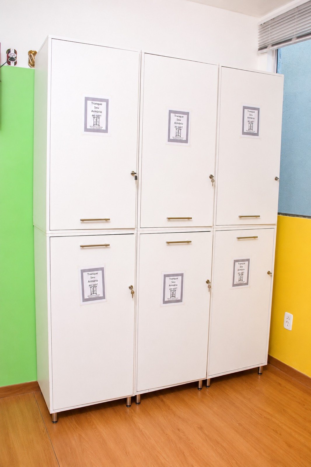 Armários de guarda-volumes com cadeado no quarto compartilhado