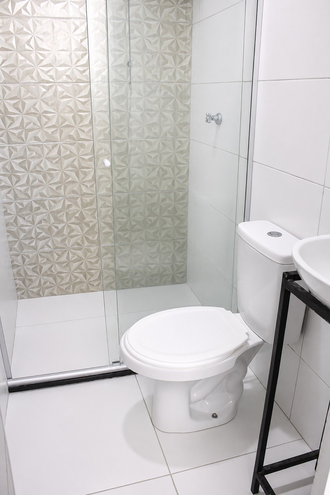 Banheiro privativo com box de vidro