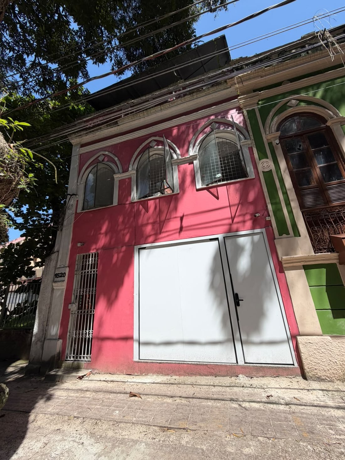 Casarão rosa do Cunhatã Hostel visto da calçada da Avenida Governador José Malcher, em Nazaré, Belém