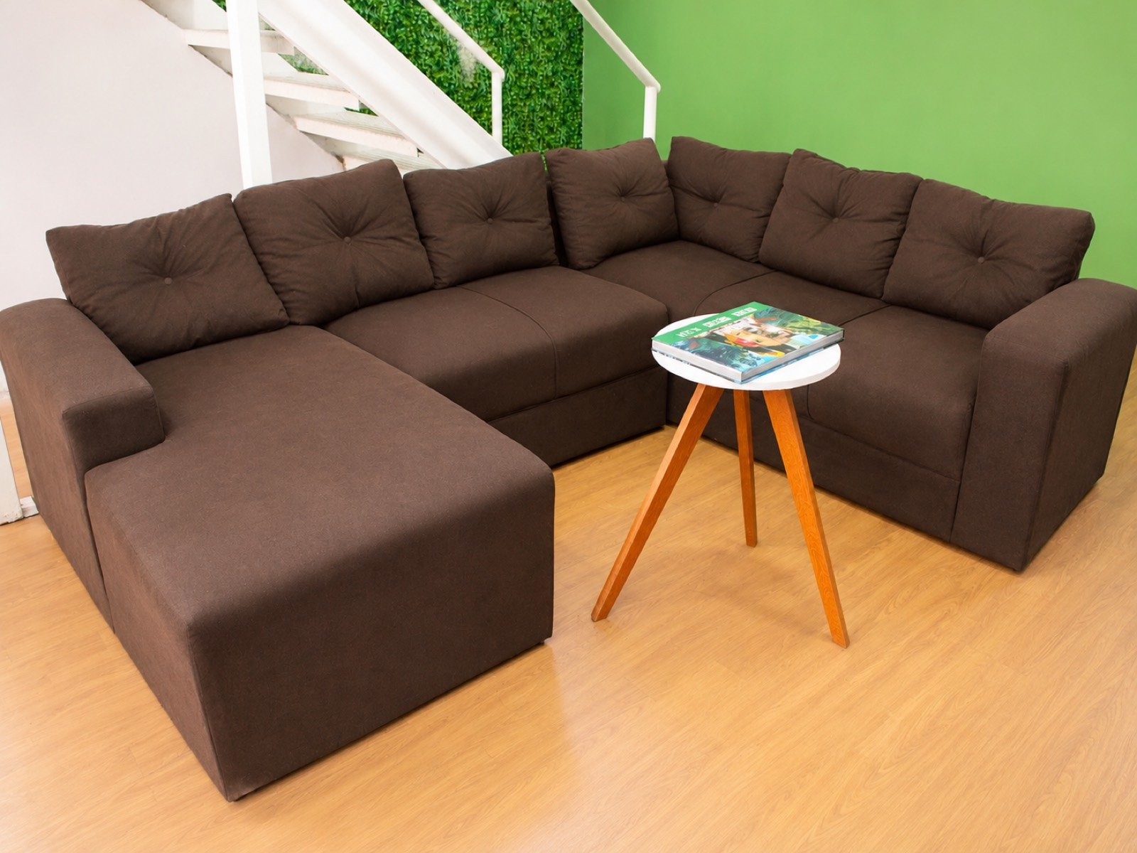 Sofá em L na área de convivência do Cunhatã Hostel
