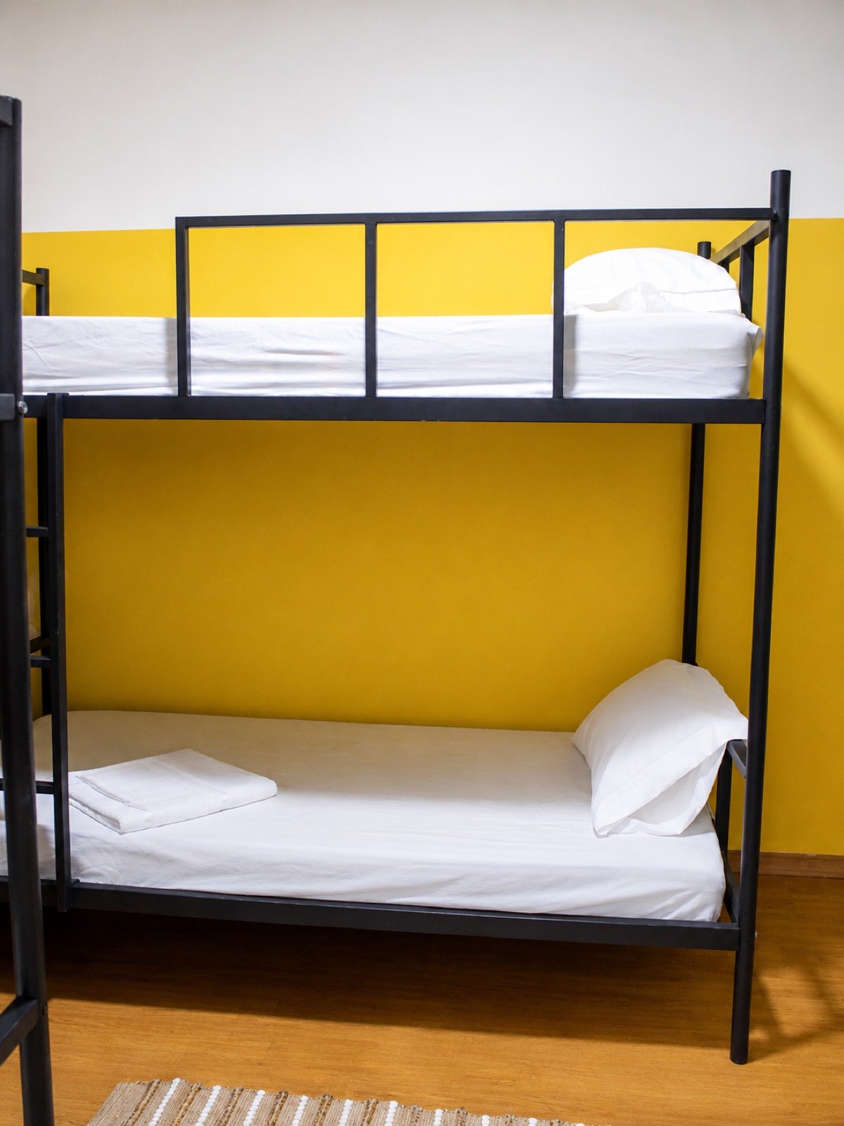Quarto compartilhado com beliche e parede amarela